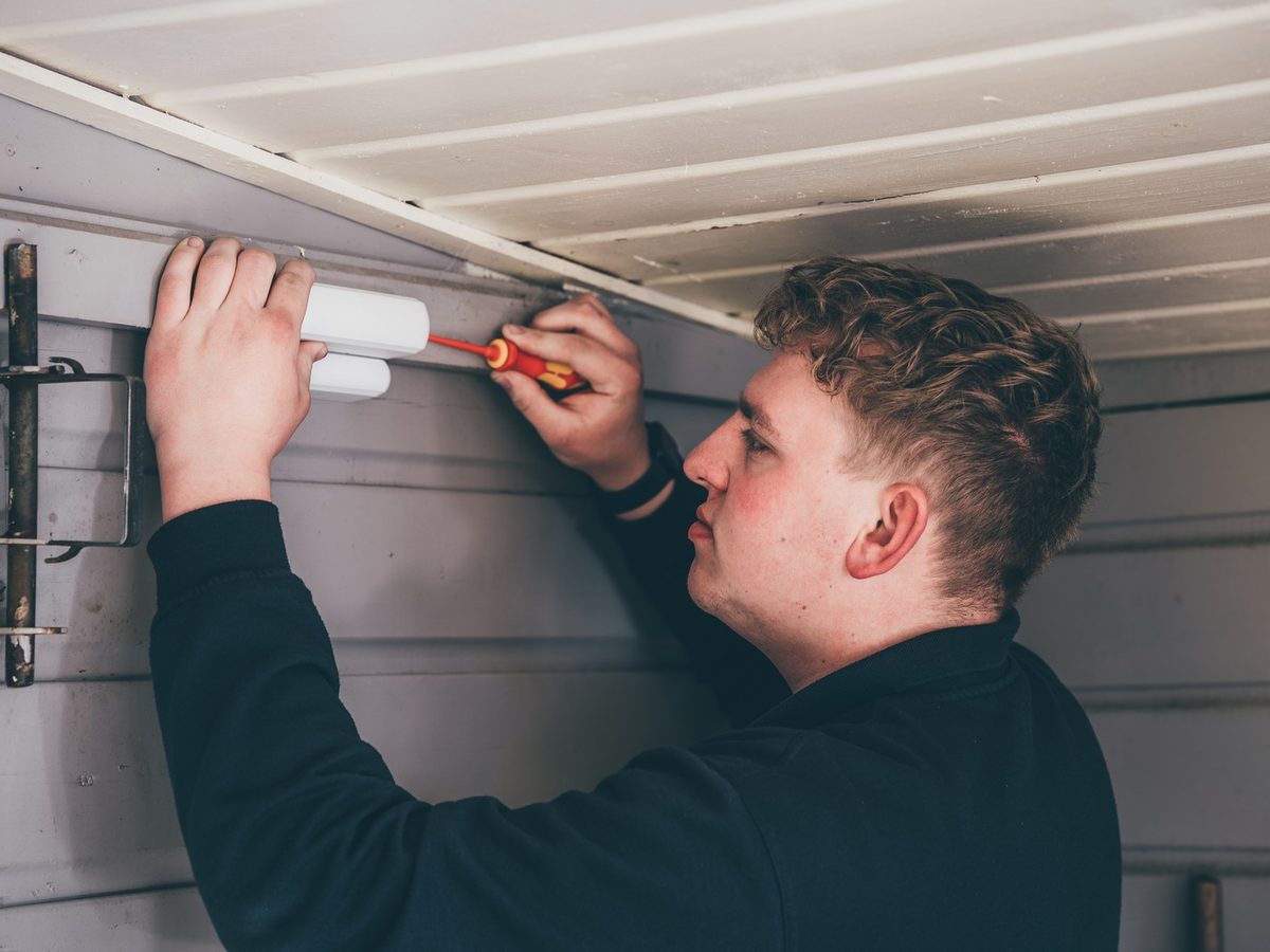 Robin Eefting installeert een Ajax magneetsensor op een deur