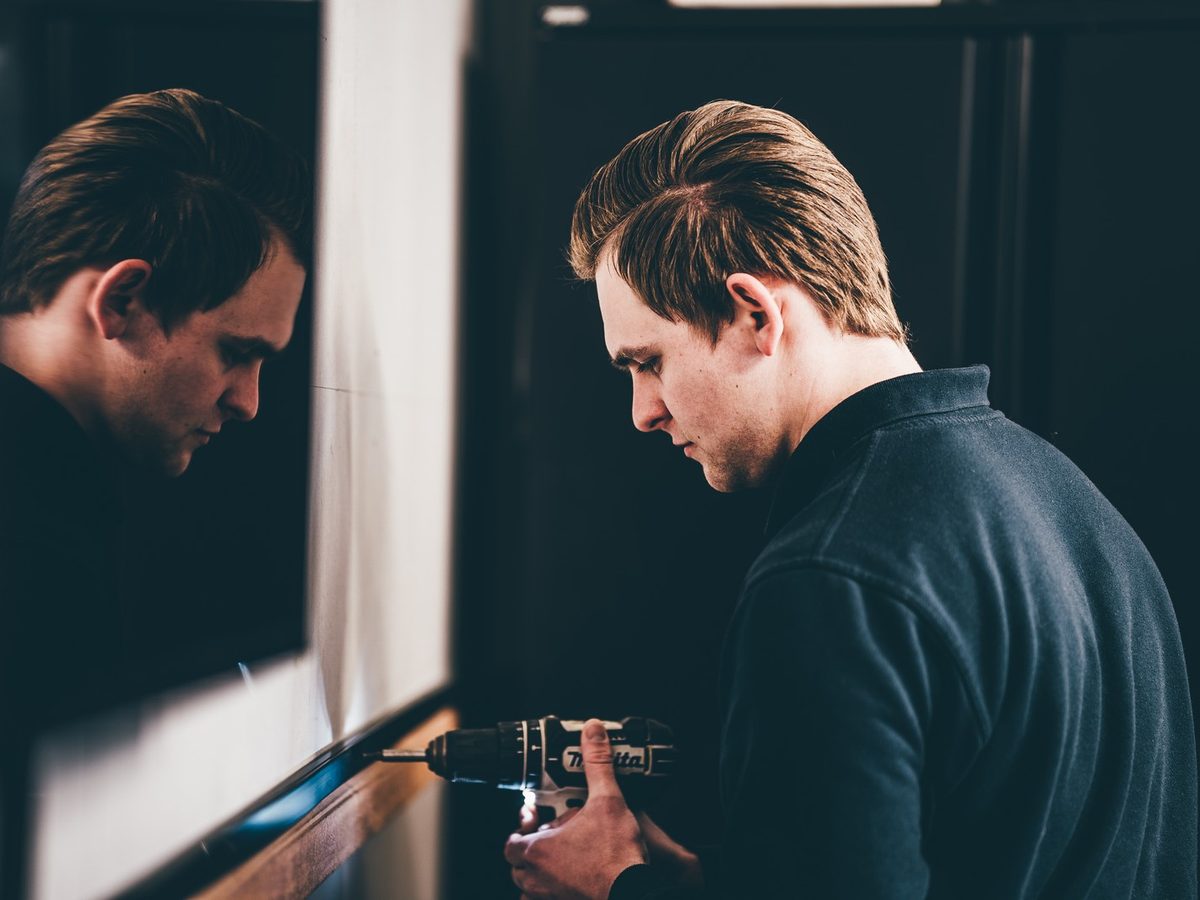 Robin Eefting in actie tijdens een installatie